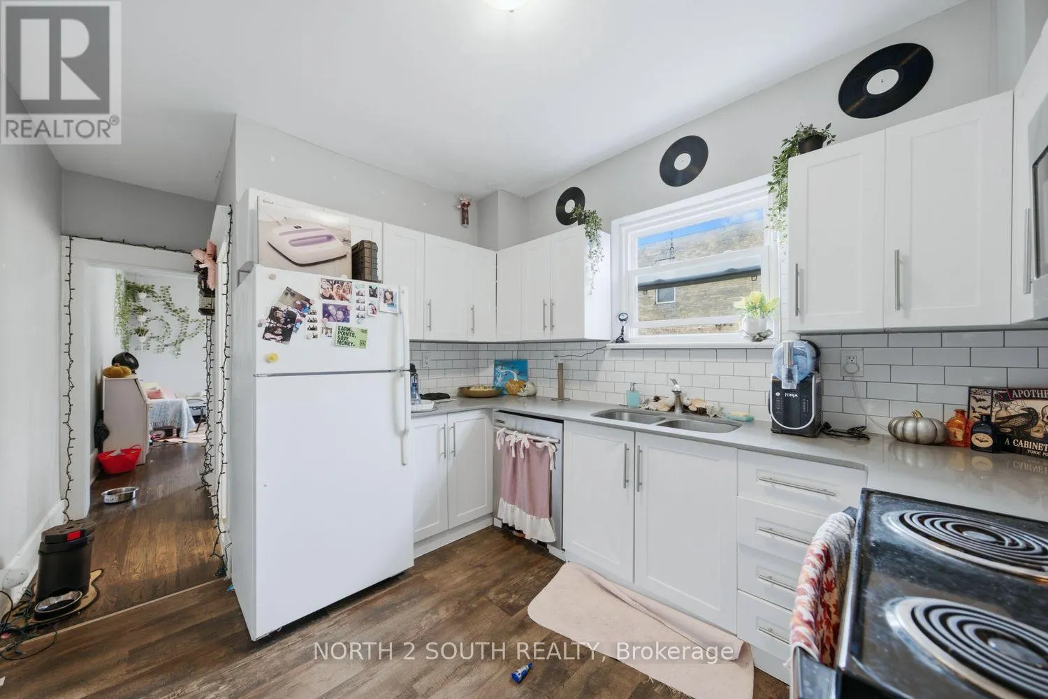 880 DUNDAS STREET E