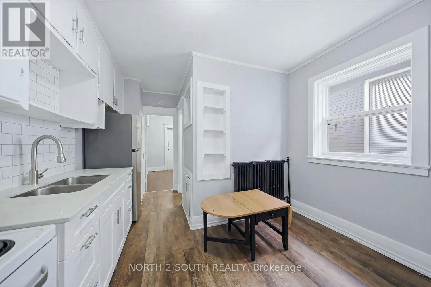 880 DUNDAS STREET E