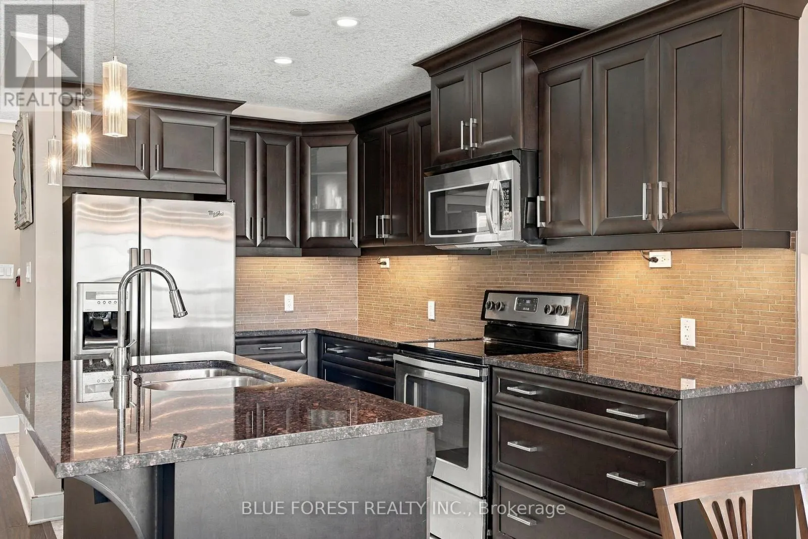 205 - 320 SUGARCREEK TRAIL #205