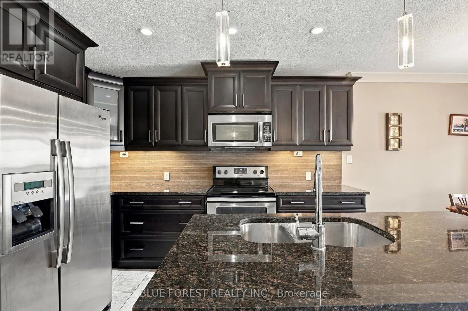 205 - 320 SUGARCREEK TRAIL #205