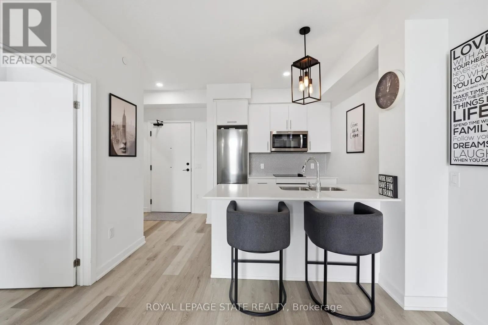 301 - 600 NORTH SERVICE ROAD