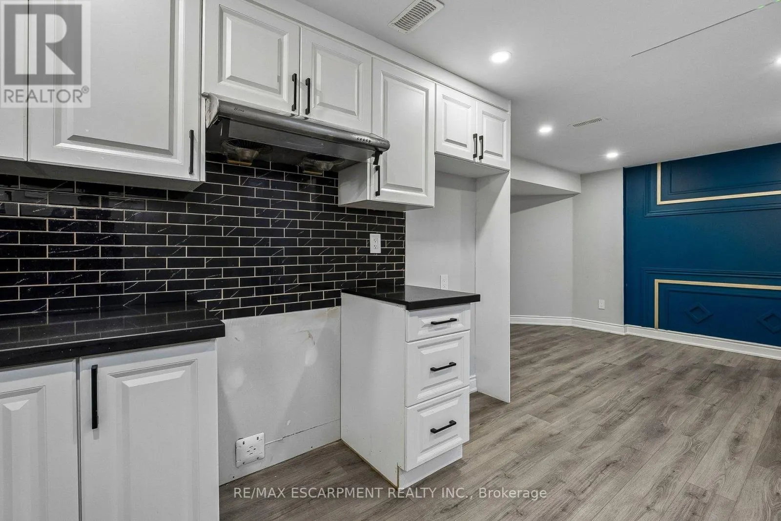 16 ALEXANDRA DRIVE