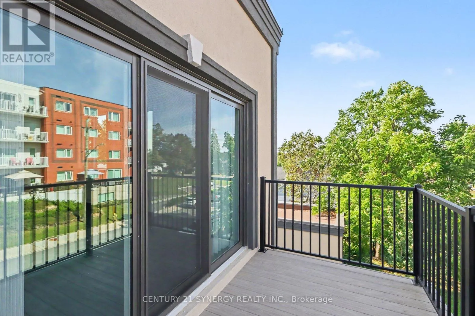 2E - 40 MCGILL STREET S