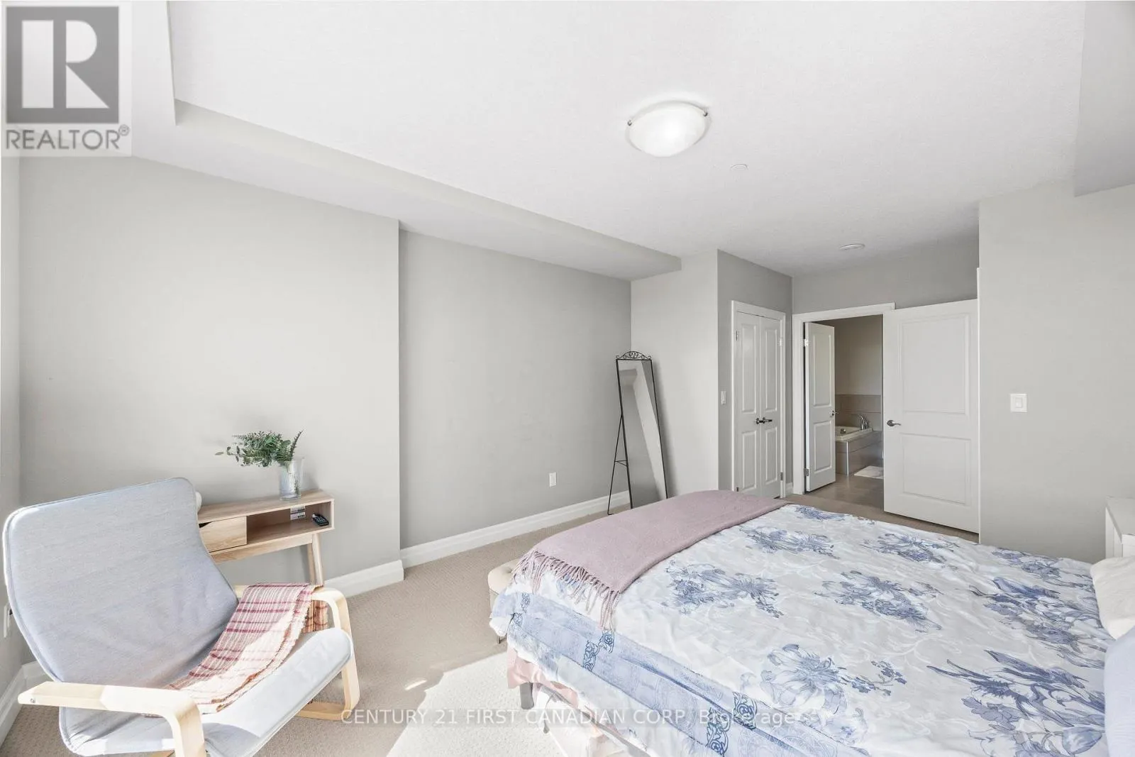 605 - 240 VILLAGE WALK BOULEVARD #605