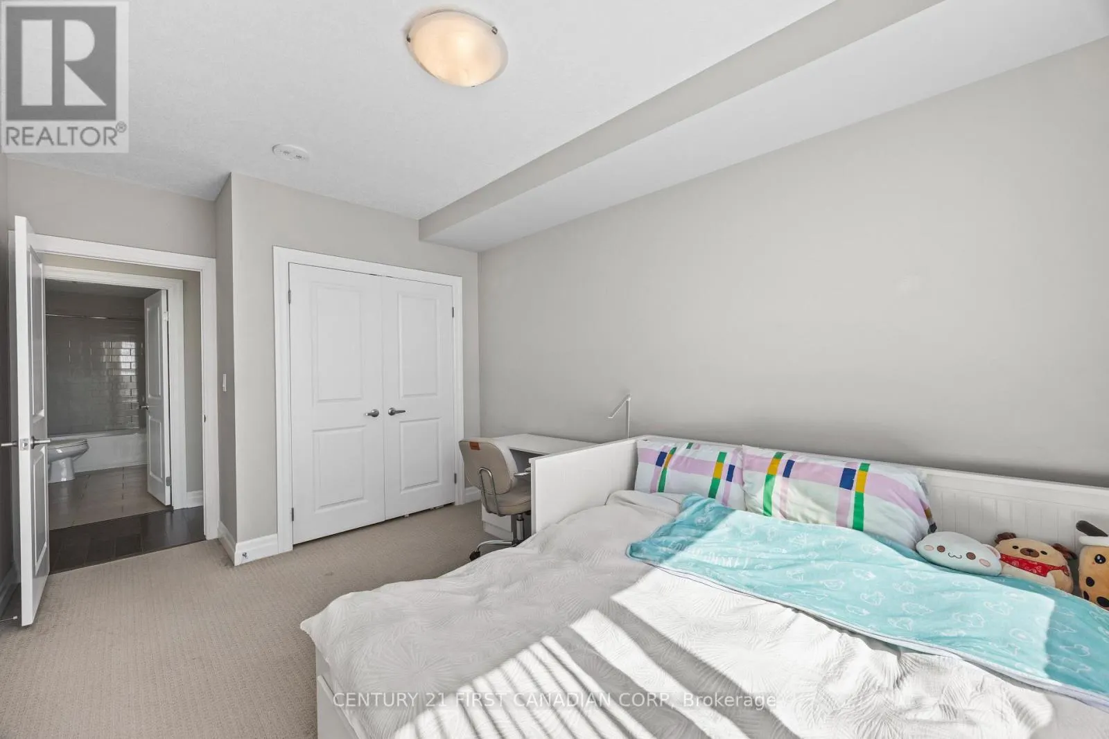 605 - 240 VILLAGE WALK BOULEVARD #605