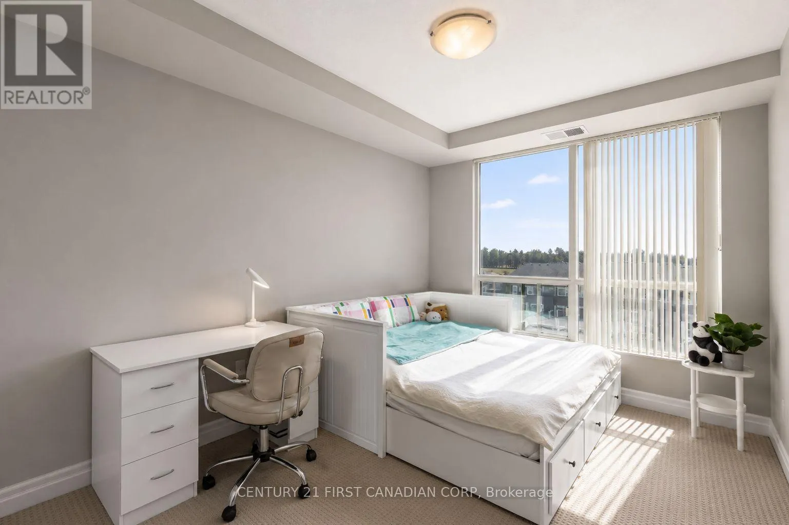 605 - 240 VILLAGE WALK BOULEVARD #605