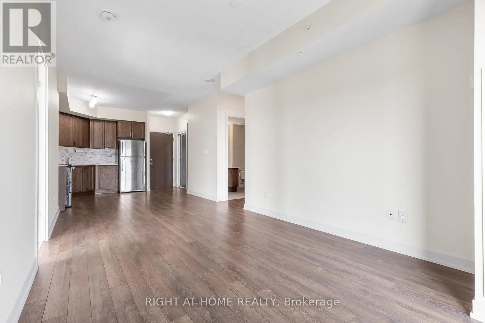 319 - 550 NORTH SERVICE ROAD