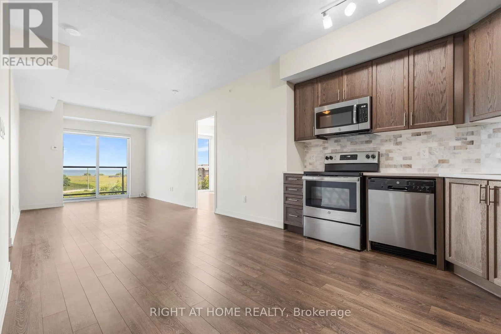 319 - 550 NORTH SERVICE ROAD