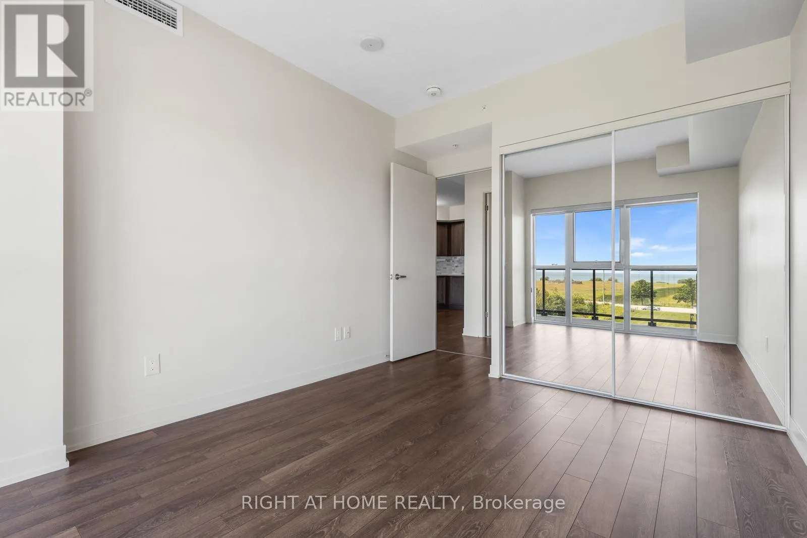 319 - 550 NORTH SERVICE ROAD