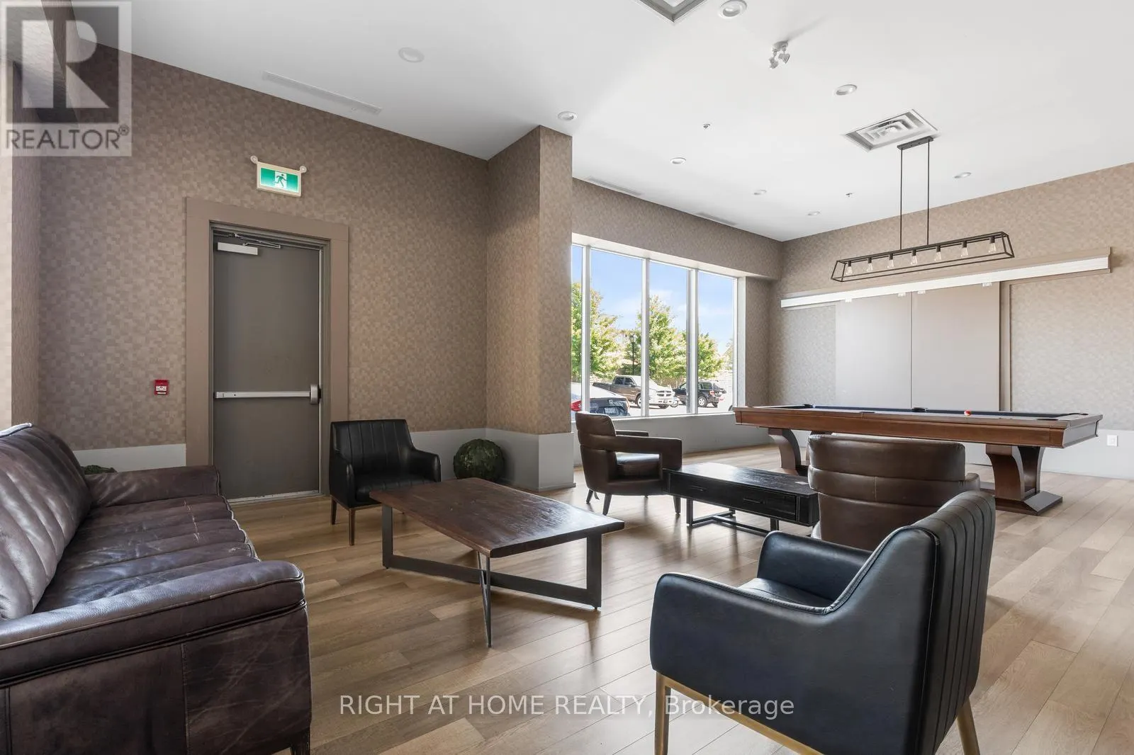 319 - 550 NORTH SERVICE ROAD