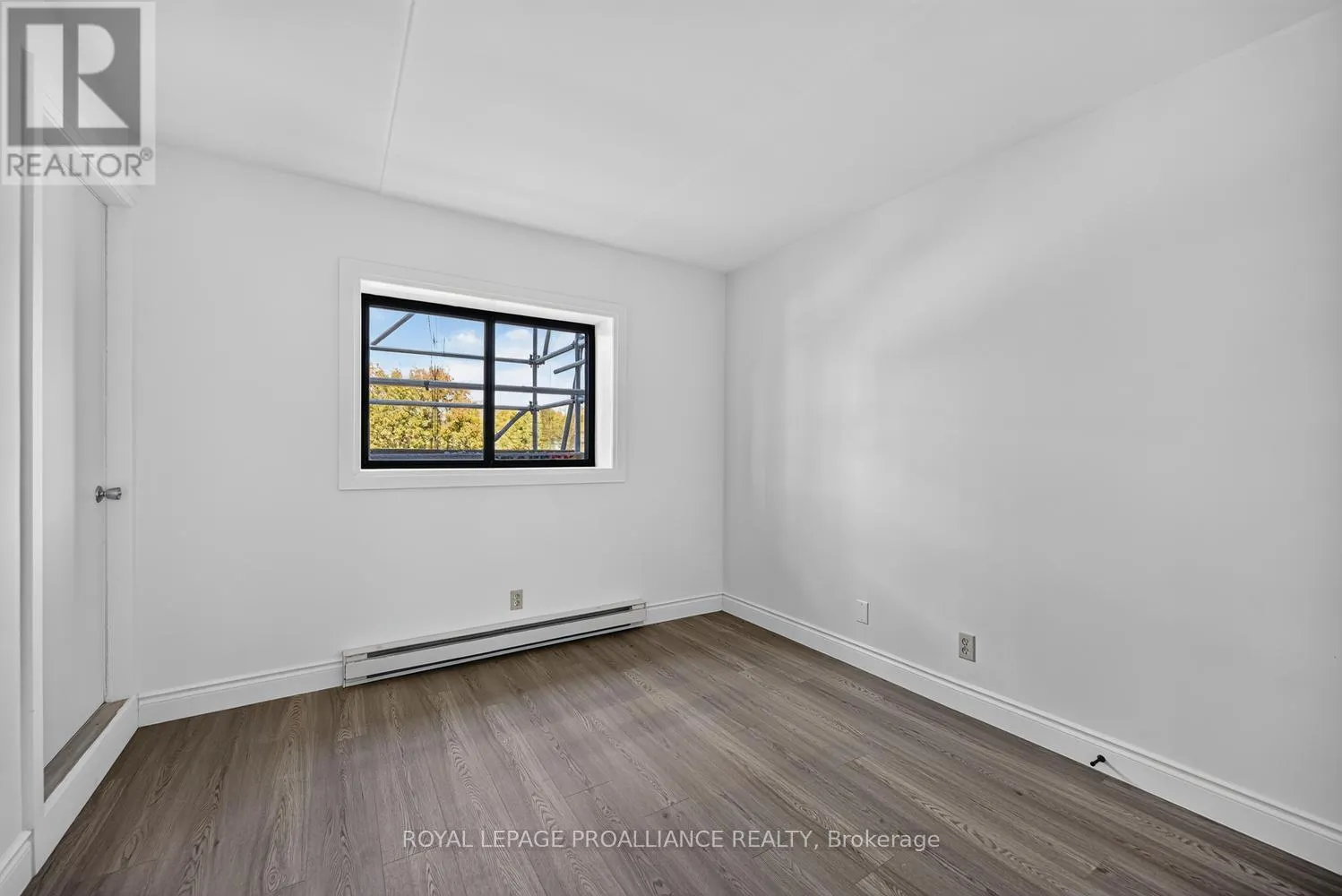 403 - 95 WINDSOR DRIVE