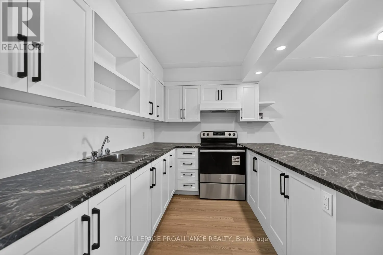 403 - 95 WINDSOR DRIVE