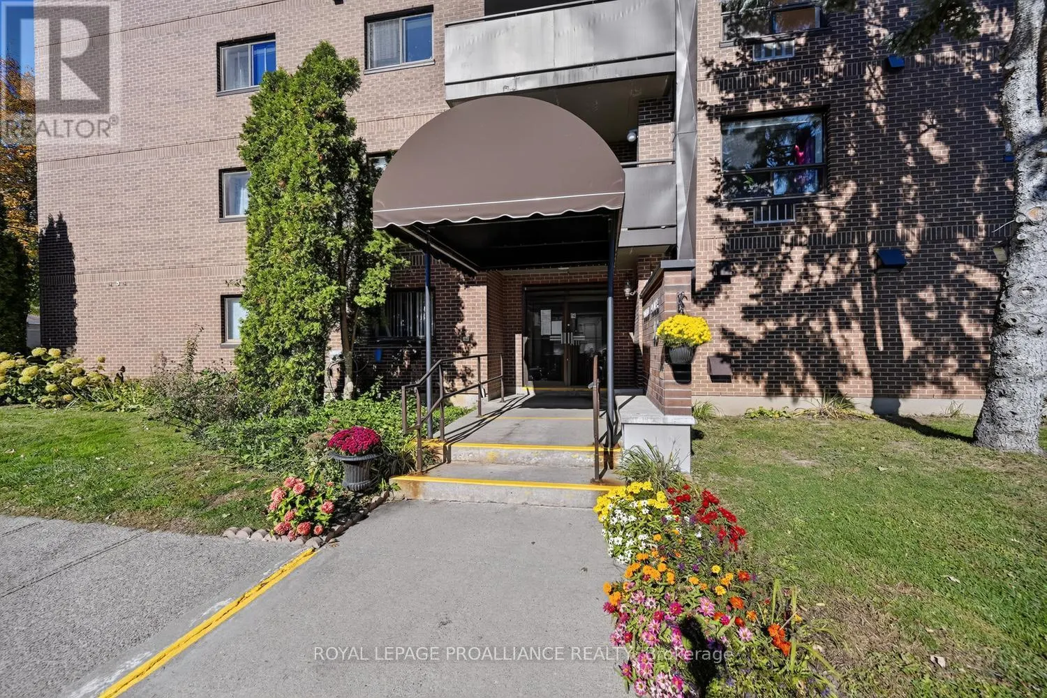 403 - 95 WINDSOR DRIVE