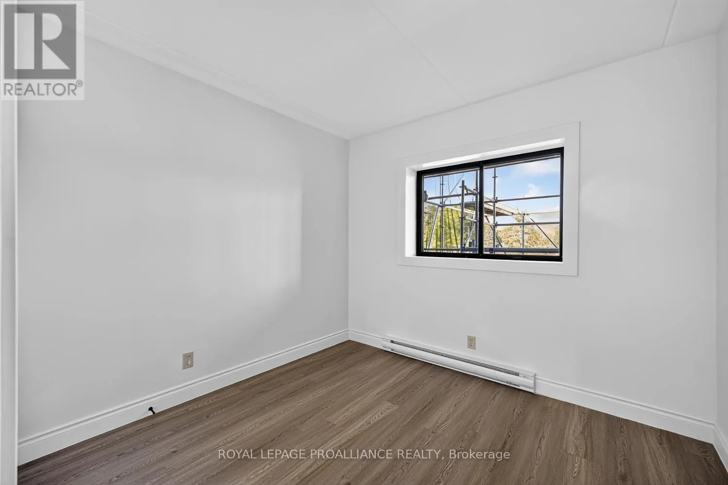 403 - 95 WINDSOR DRIVE