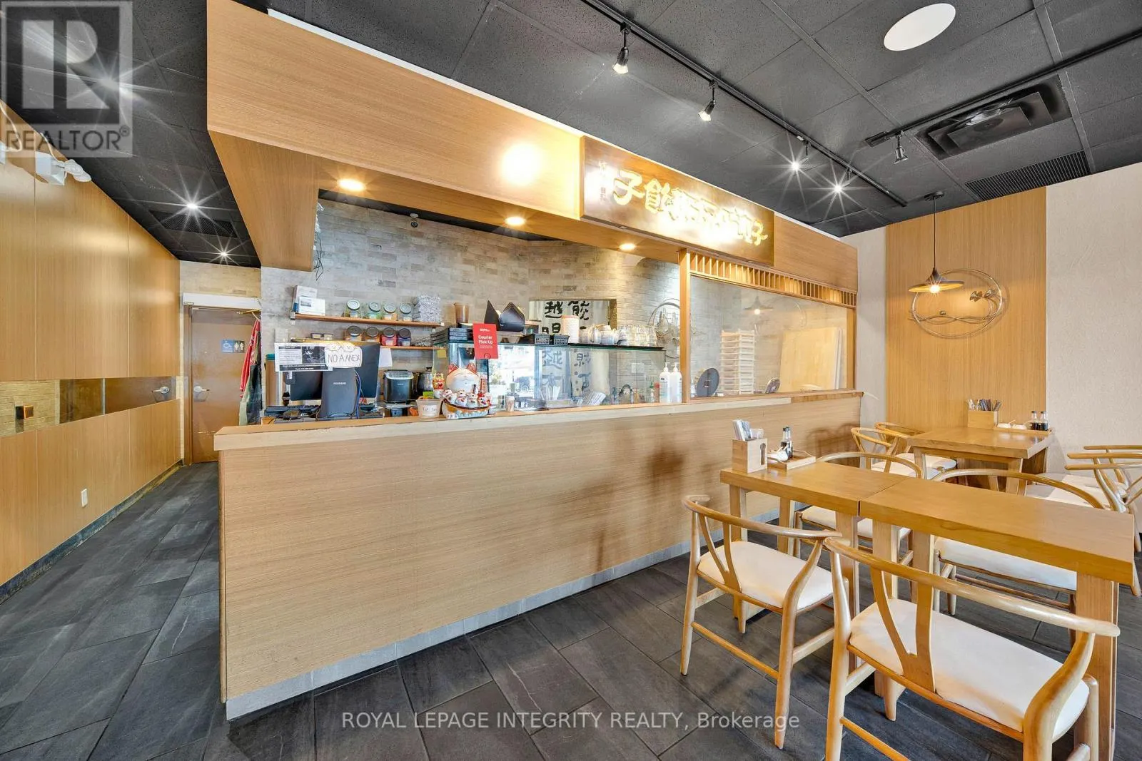 1-3 - 261 CENTREPOINTE DRIVE