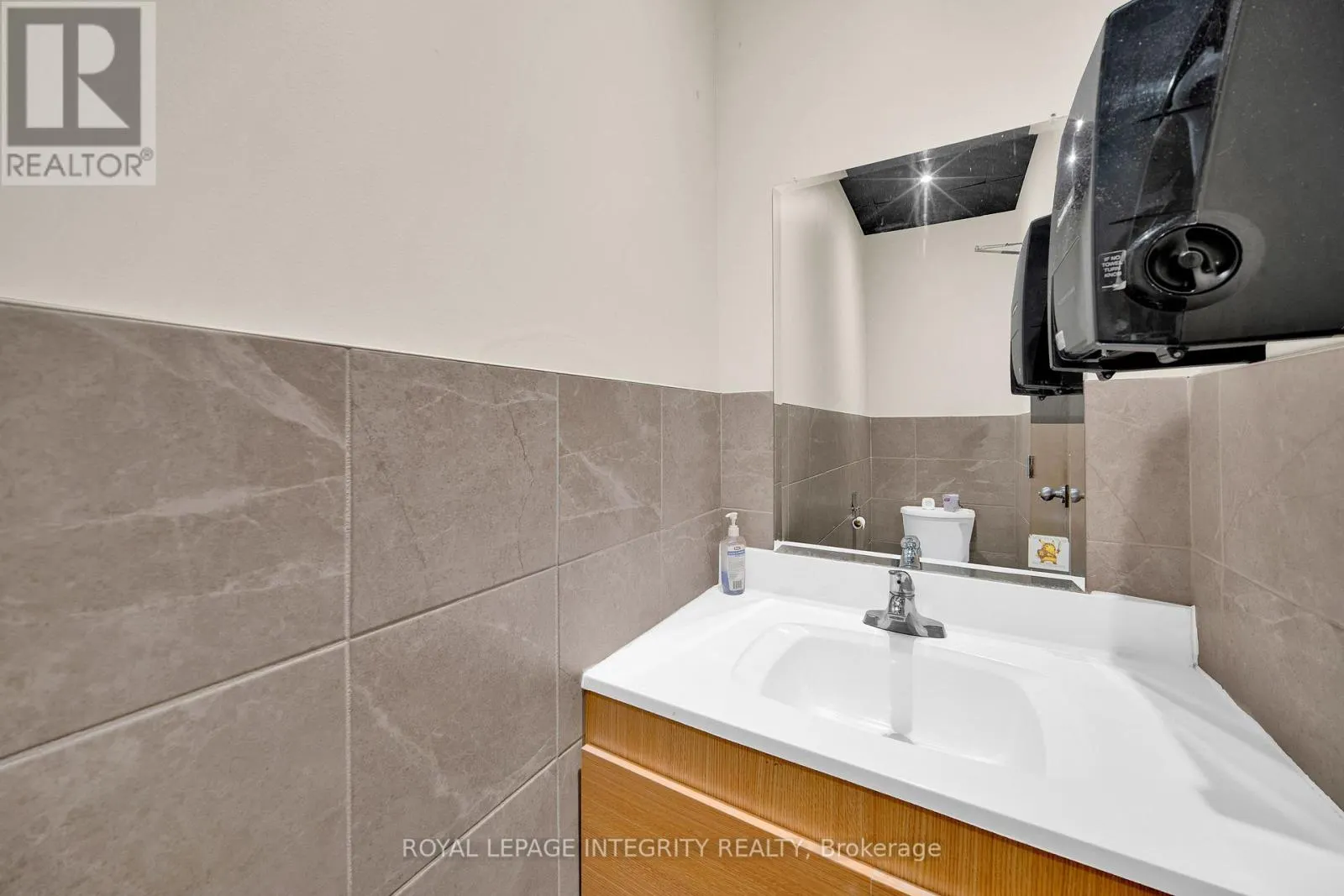 1-3 - 261 CENTREPOINTE DRIVE