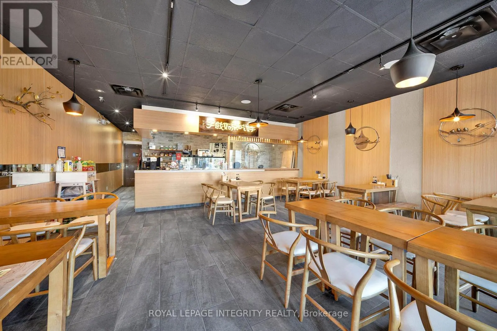 1-3 - 261 CENTREPOINTE DRIVE