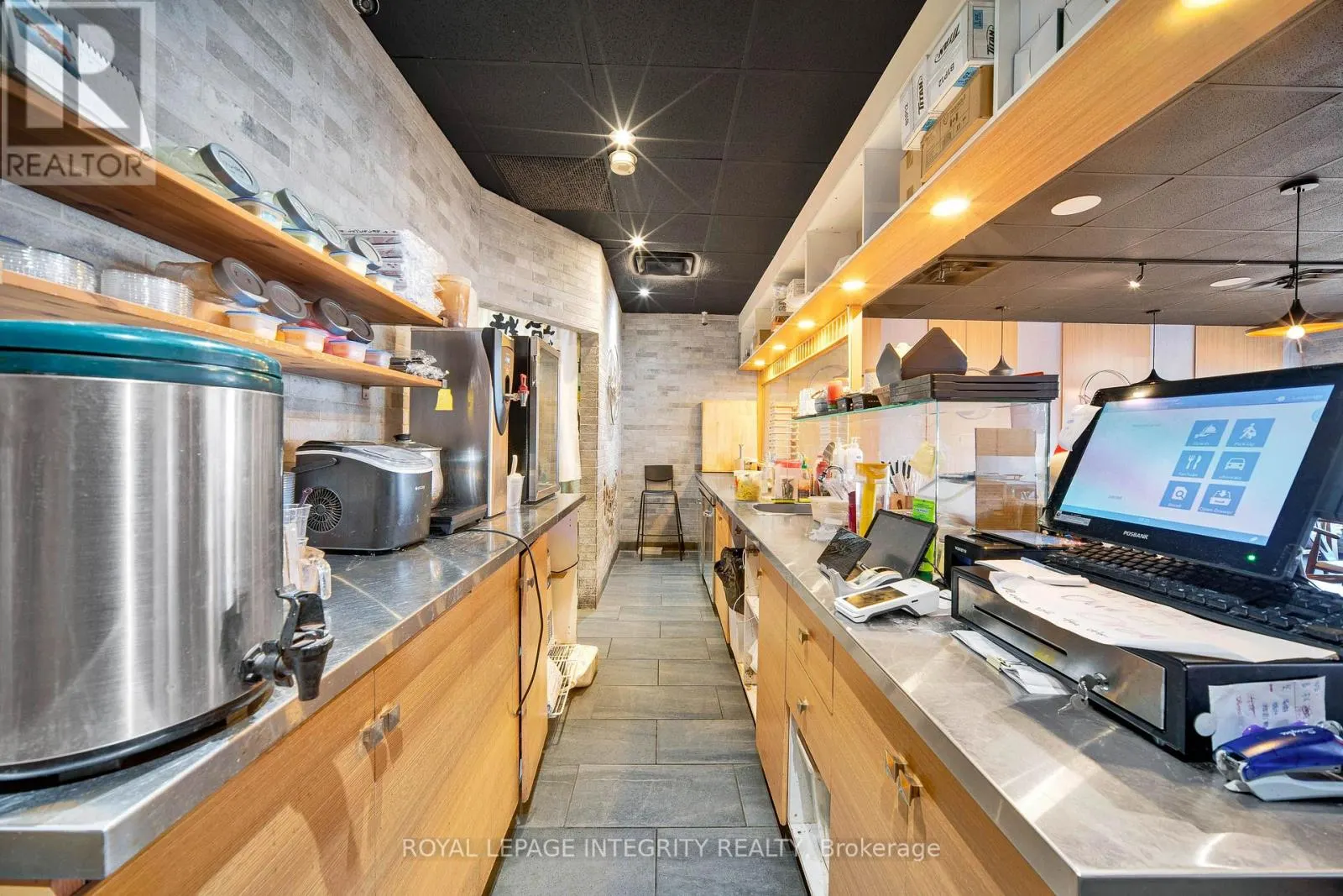 1-3 - 261 CENTREPOINTE DRIVE