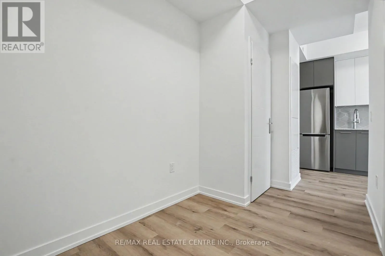 3813 - 30 FRANCIS STREET S