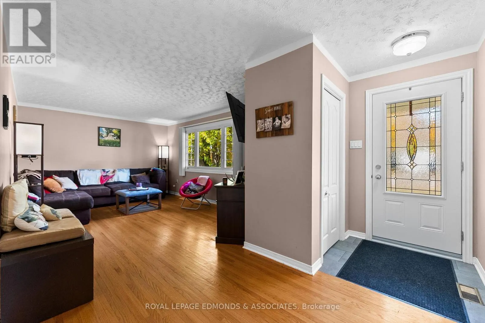 10 SUNSET CRESCENT