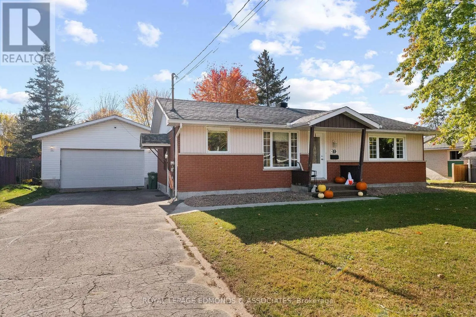 10 SUNSET CRESCENT