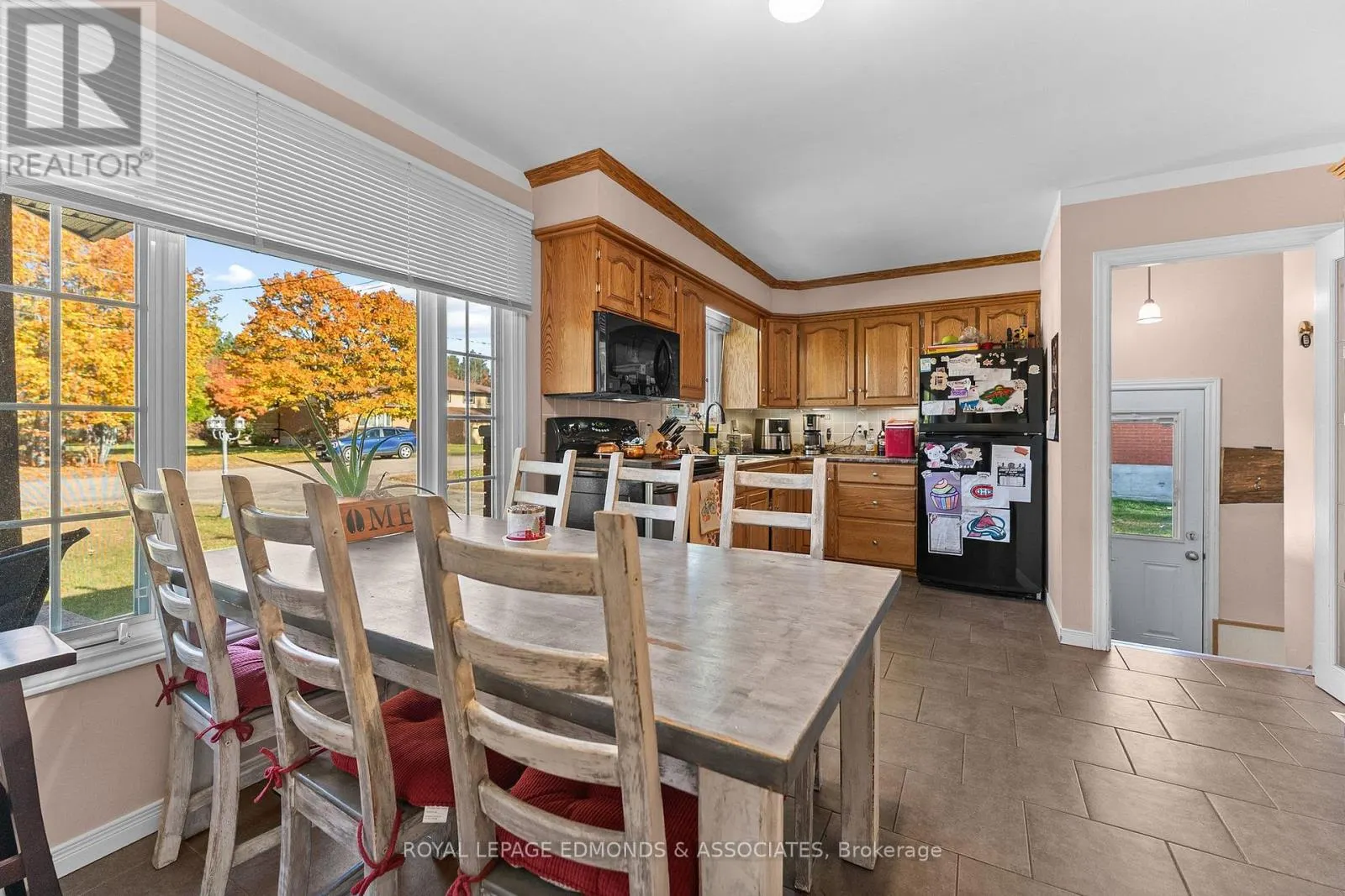 10 SUNSET CRESCENT
