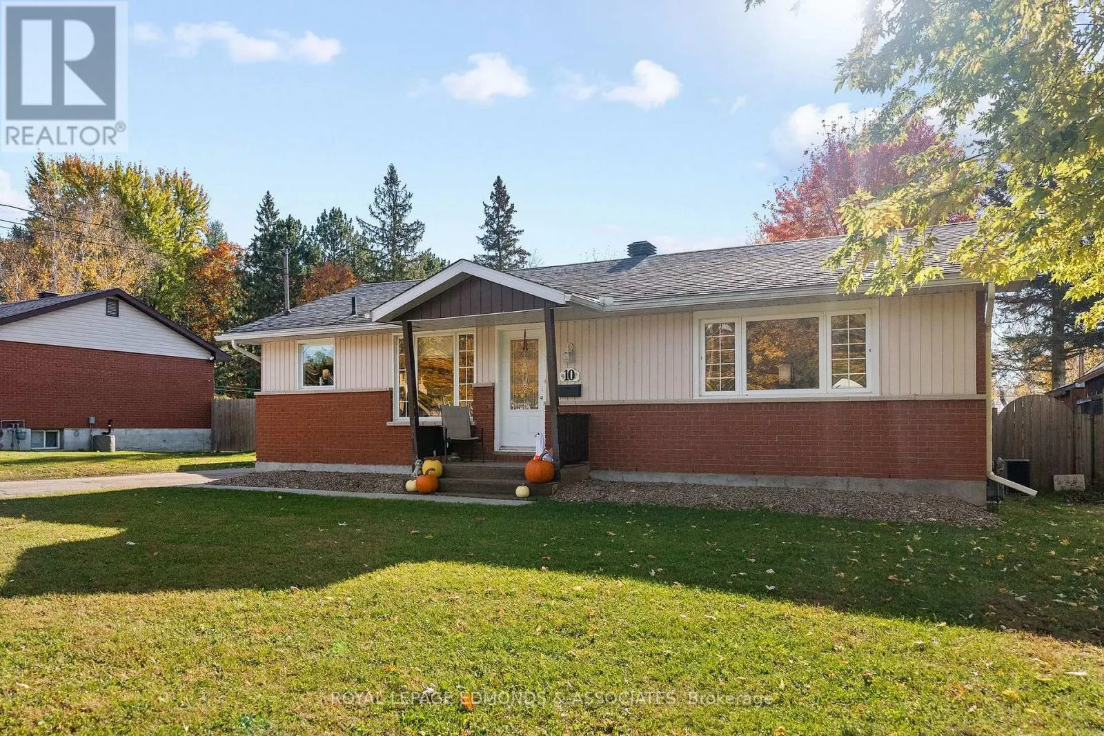 10 SUNSET CRESCENT