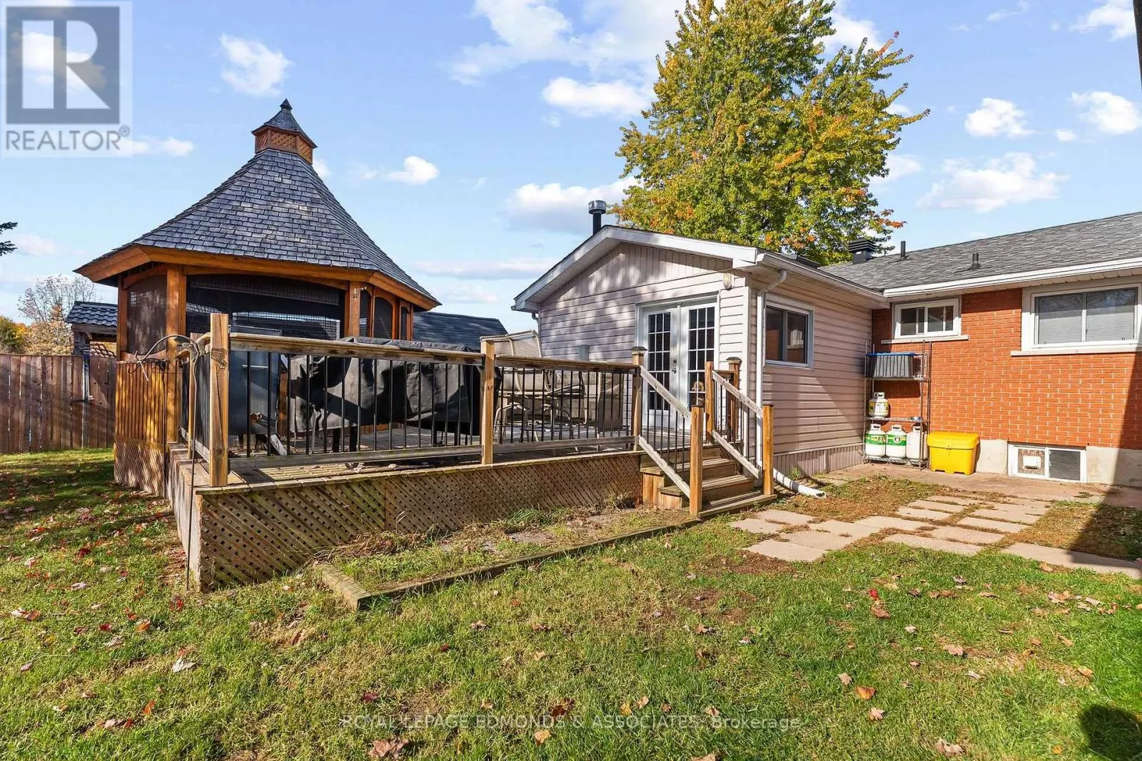 10 SUNSET CRESCENT