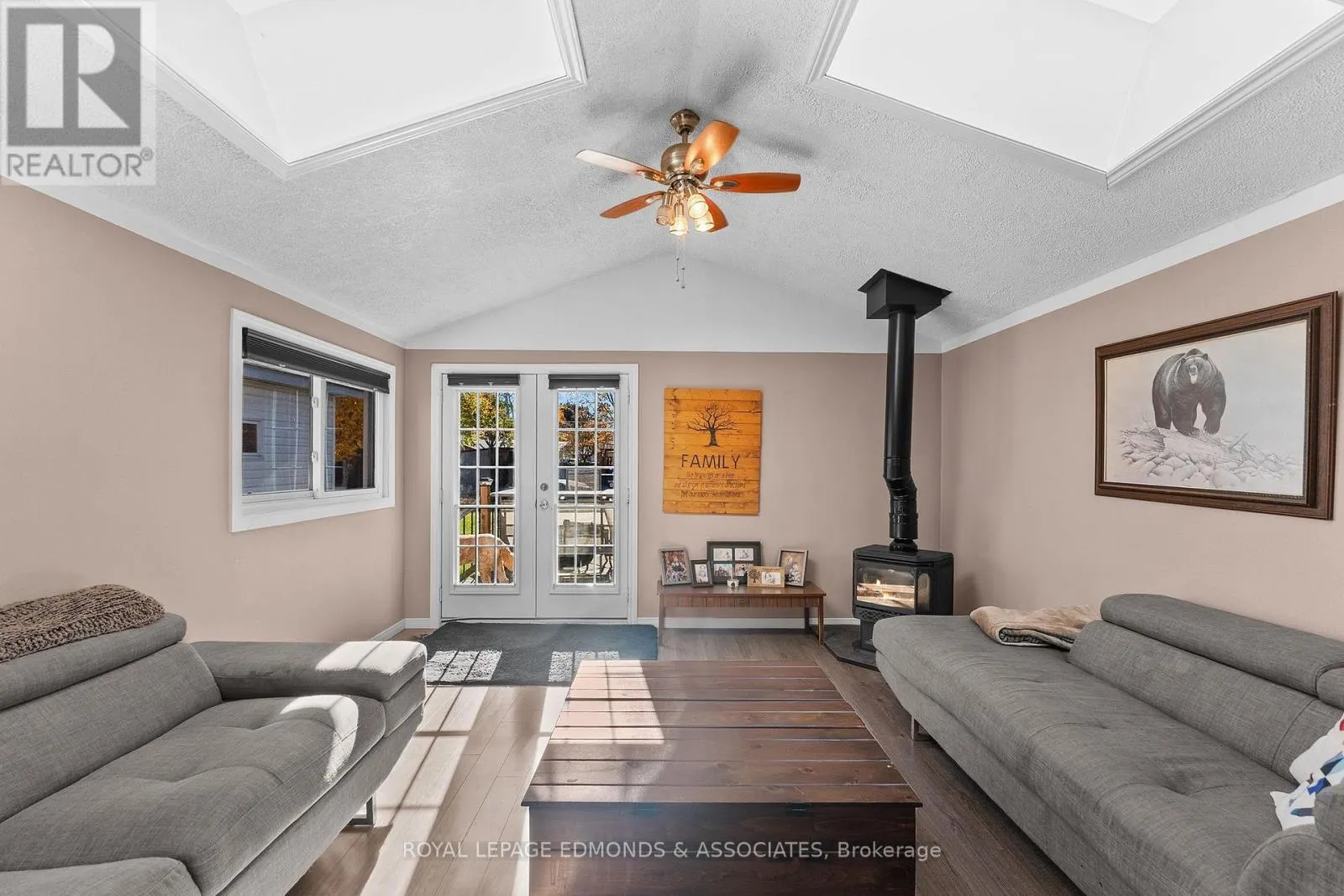 10 SUNSET CRESCENT