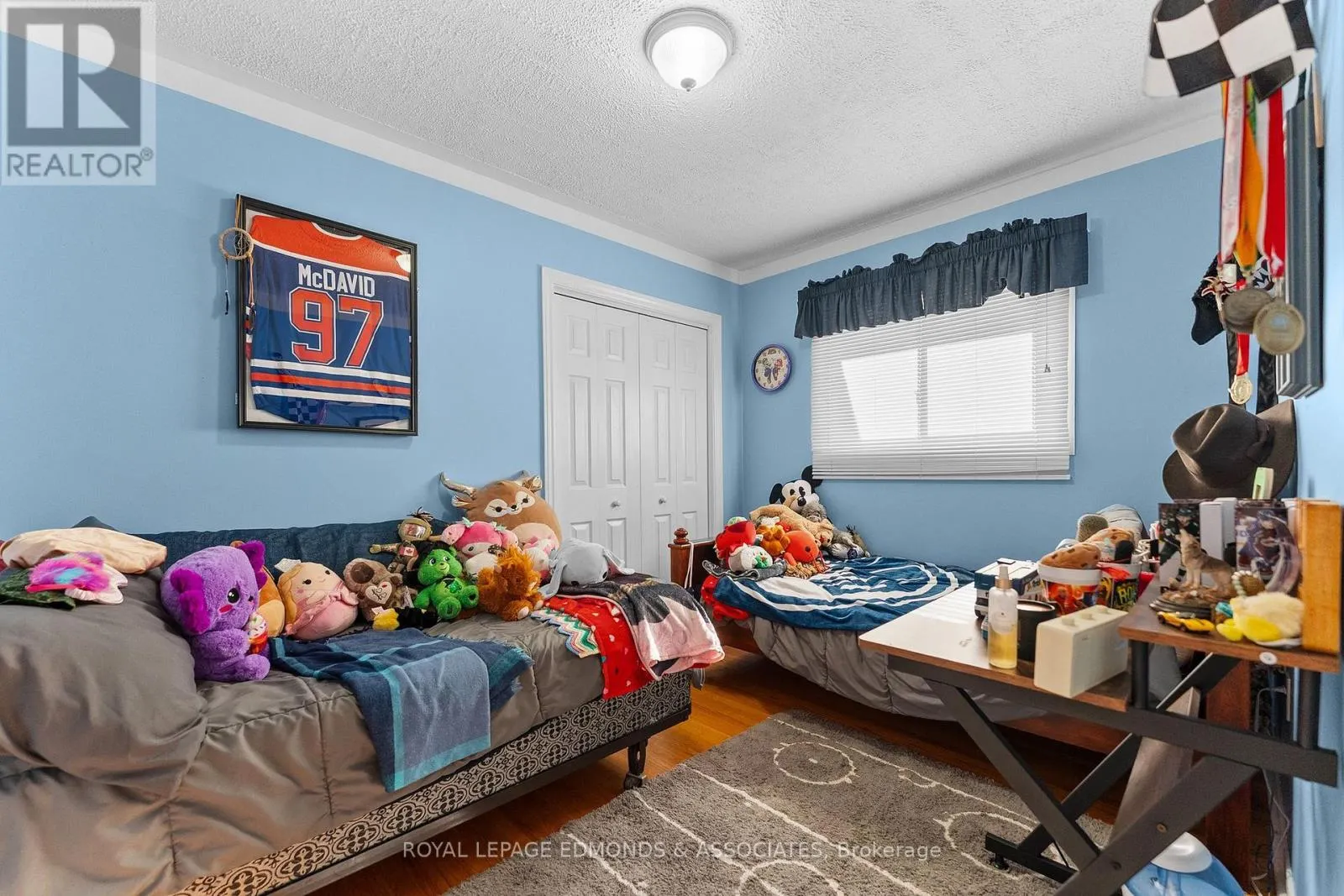 10 SUNSET CRESCENT