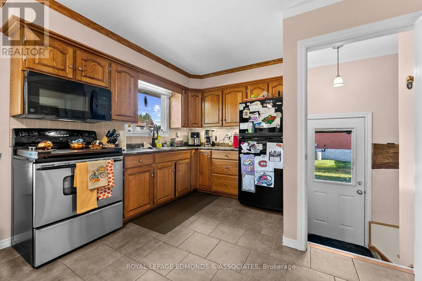 10 SUNSET CRESCENT
