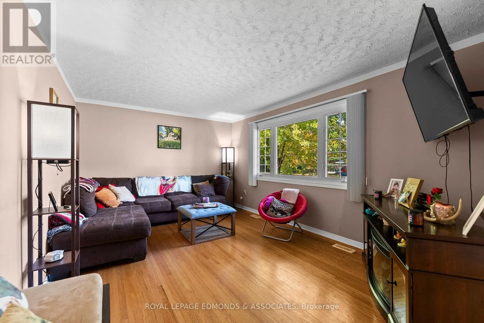10 SUNSET CRESCENT