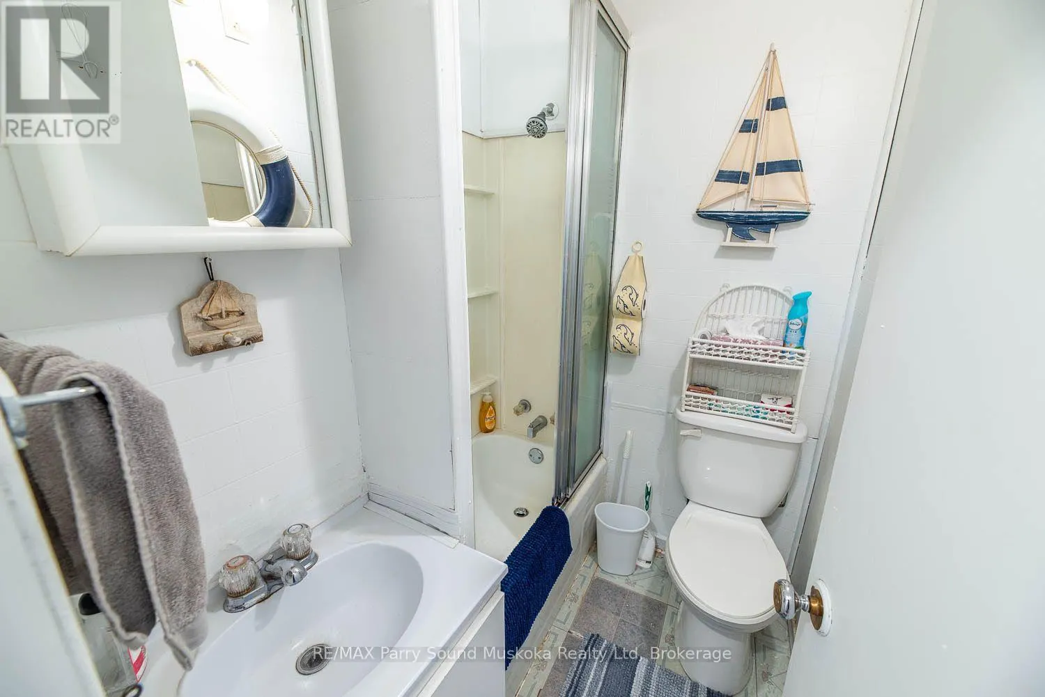 27 AHMIC ST STREET W