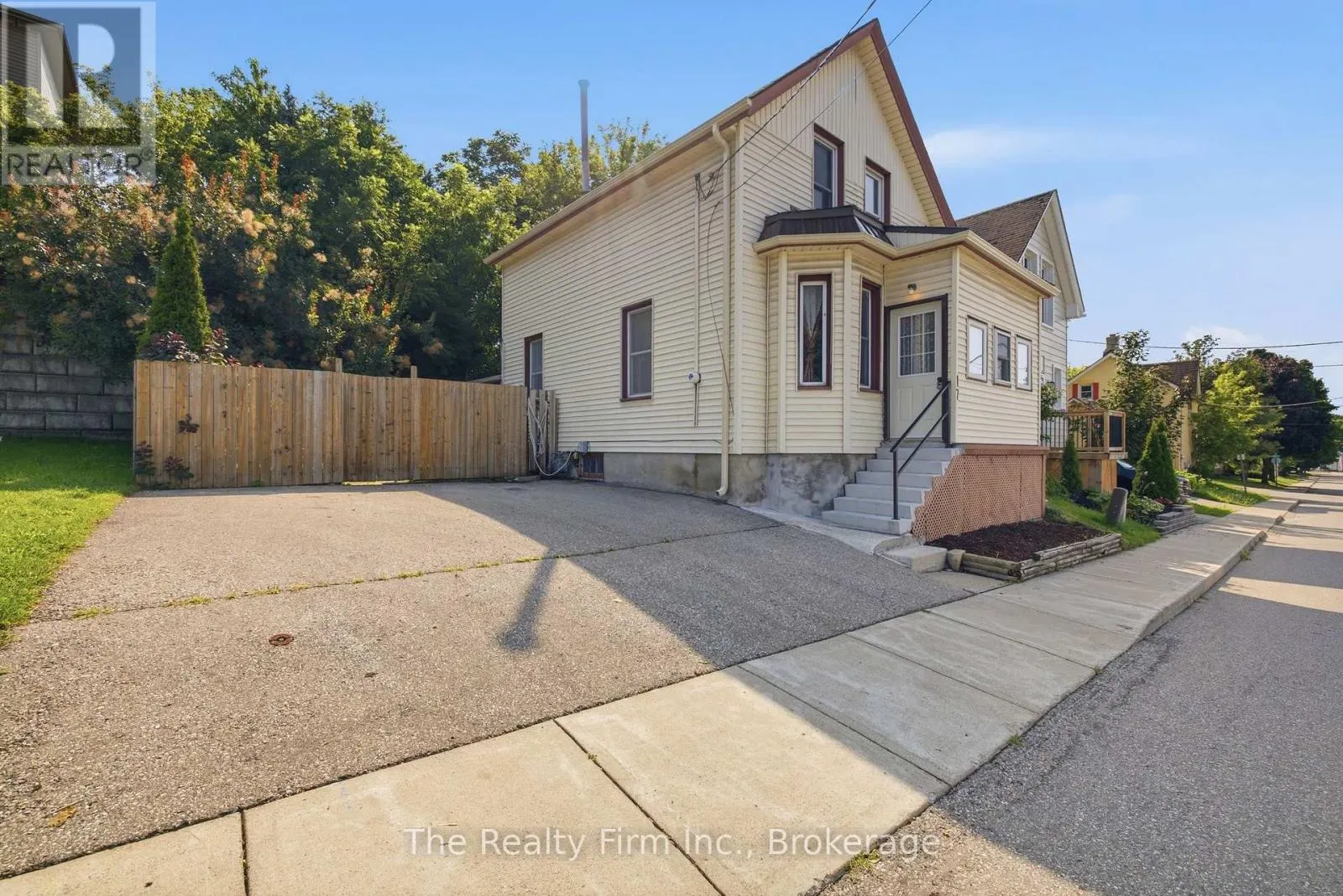 17 DOUGLAS STREET