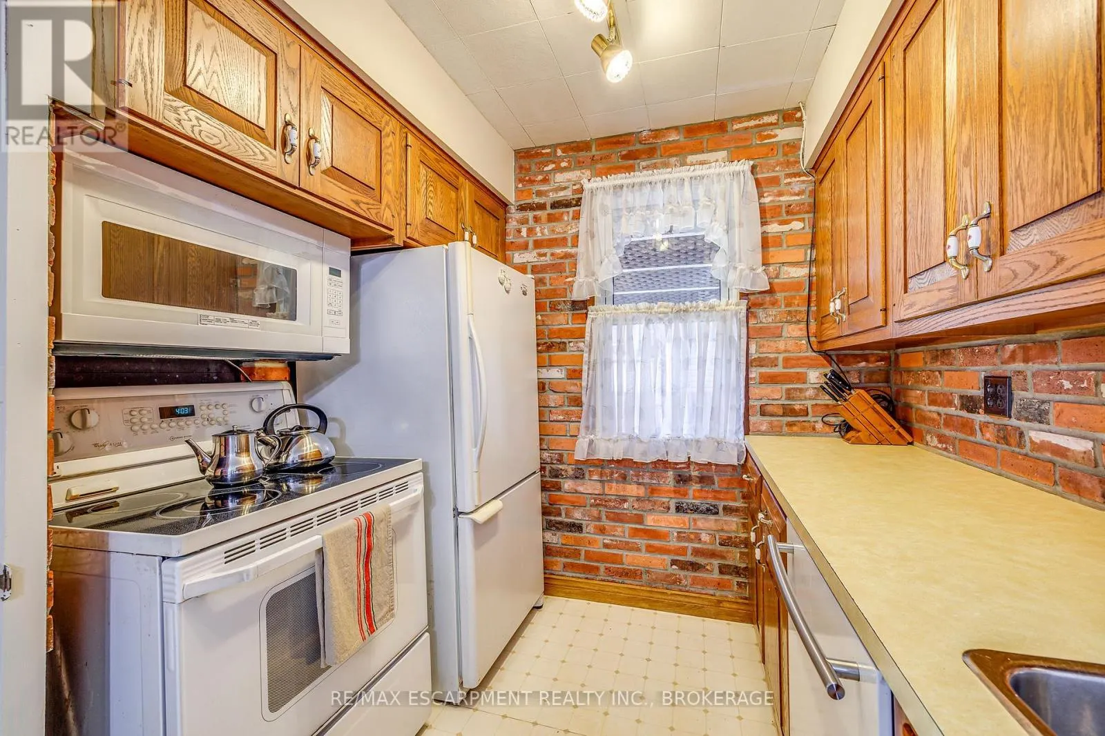 818 BROADWAY AVENUE
