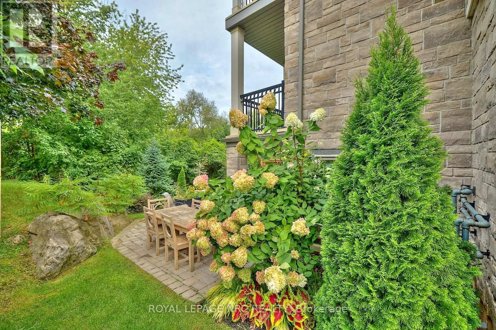50 ABERDEEN LANE S