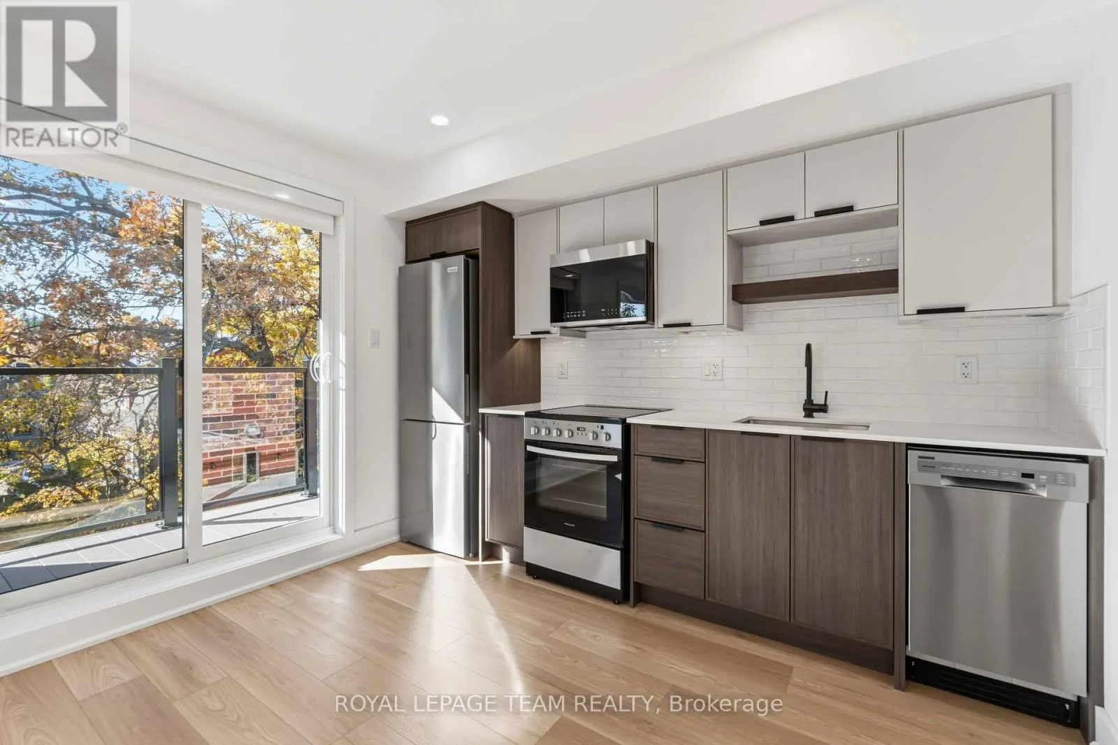 8 - 100 HAMILTON AVENUE N