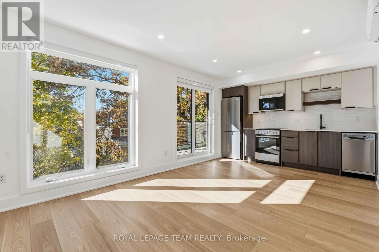 8 - 100 HAMILTON AVENUE N