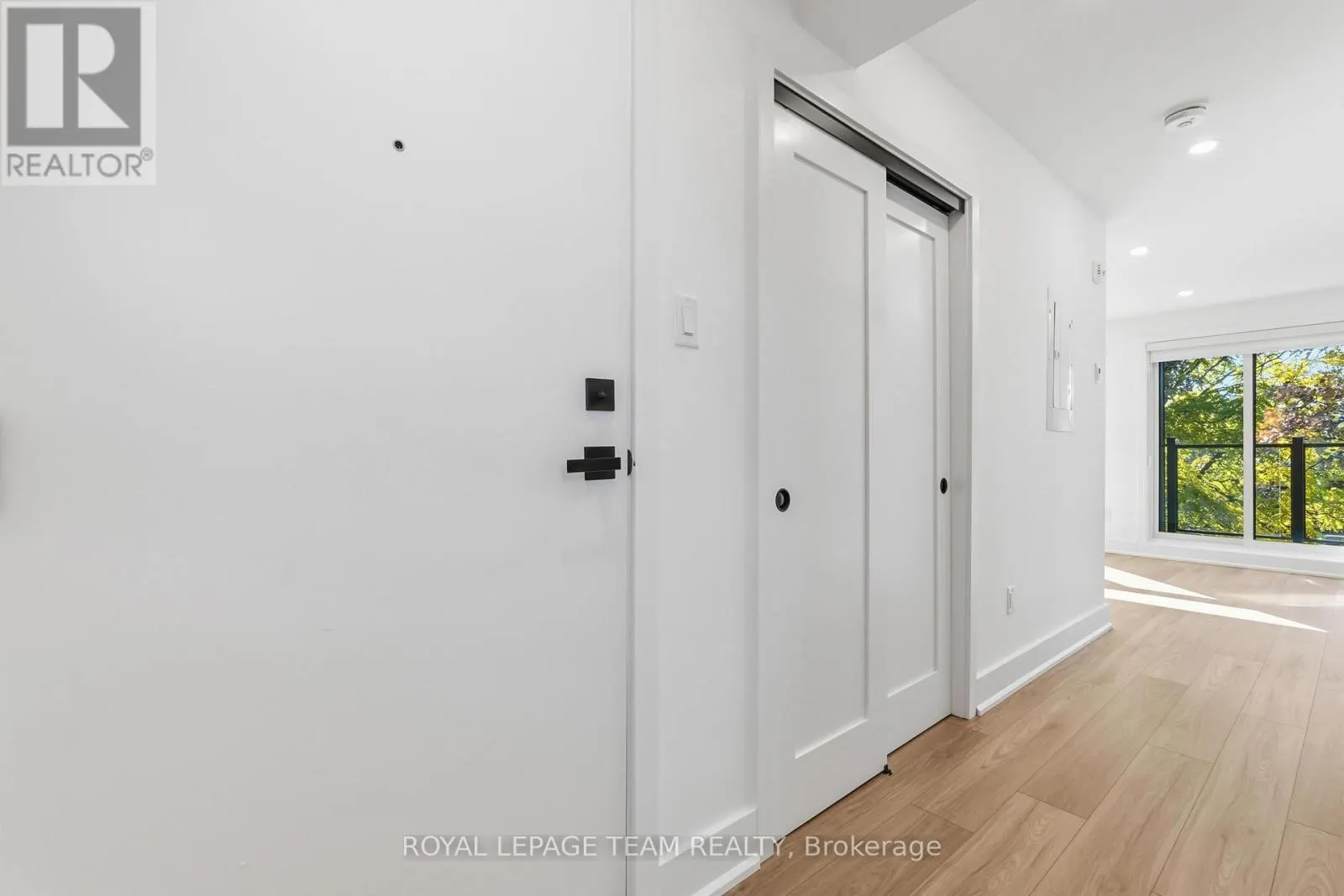 8 - 100 HAMILTON AVENUE N
