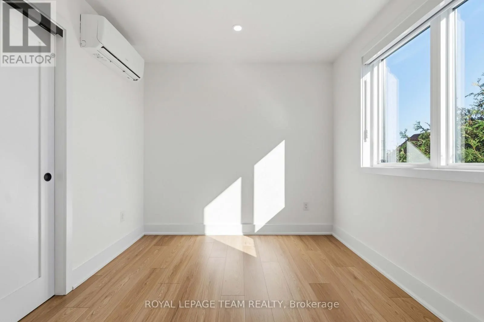 8 - 100 HAMILTON AVENUE N