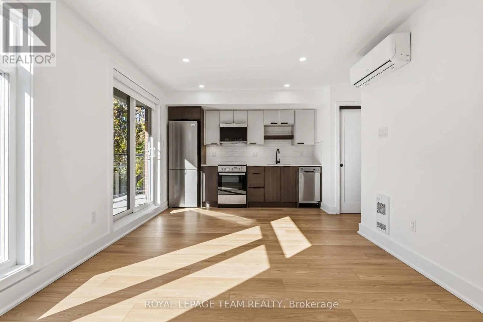 8 - 100 HAMILTON AVENUE N