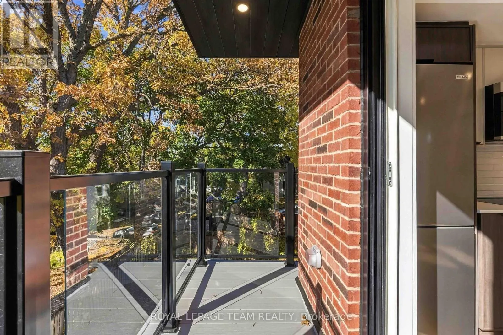 8 - 100 HAMILTON AVENUE N
