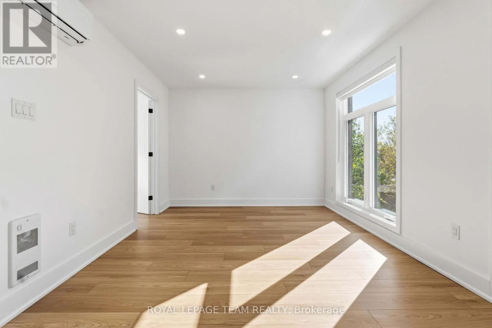 8 - 100 HAMILTON AVENUE N