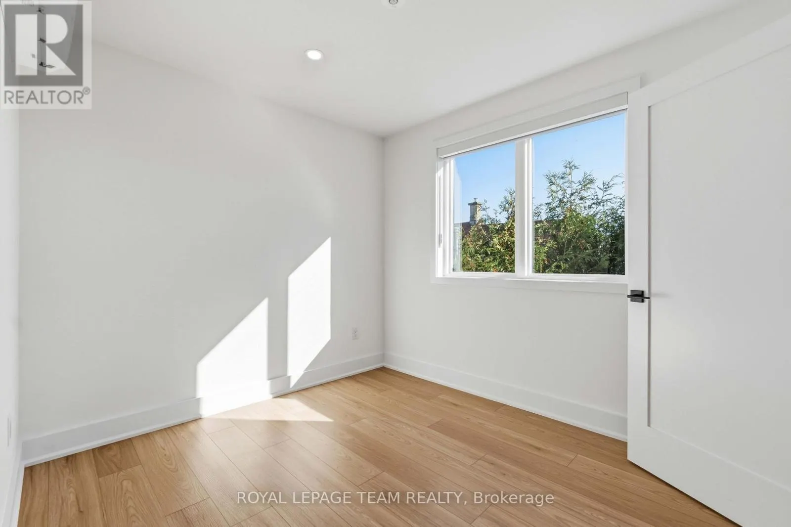 8 - 100 HAMILTON AVENUE N