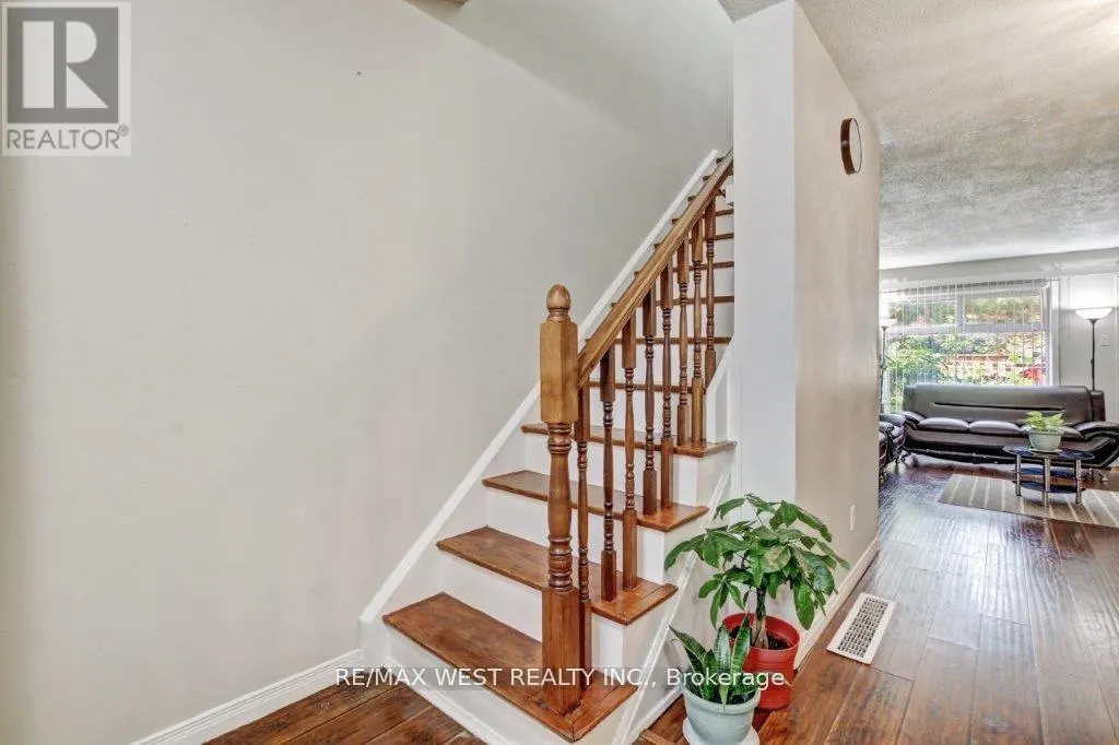 1084 SOUTHDALE ROAD E