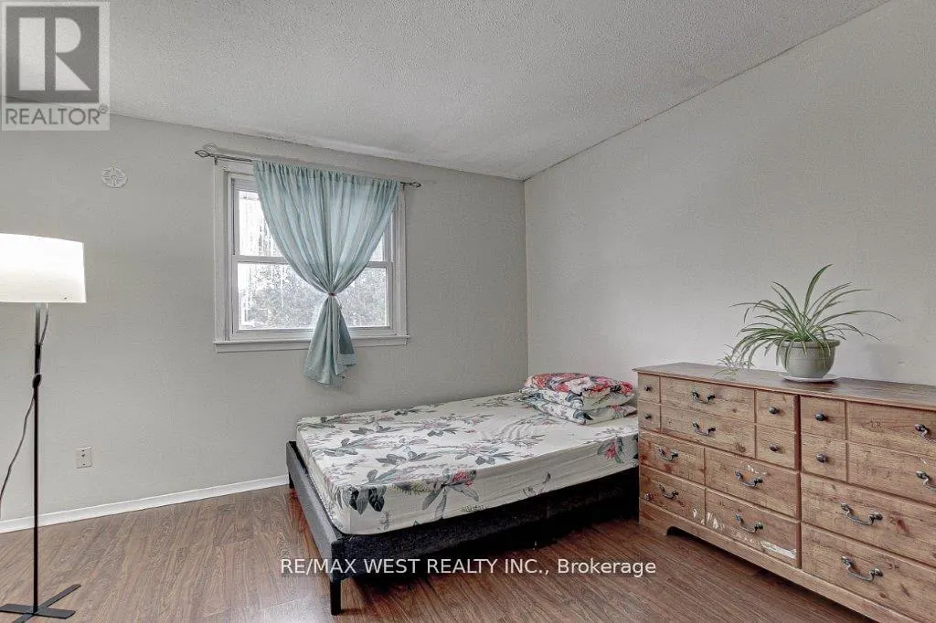 1084 SOUTHDALE ROAD E