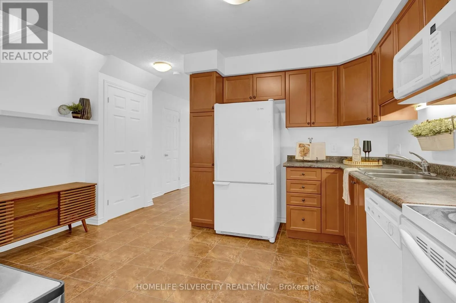 45 - 1059 WHETHERFIELD STREET N