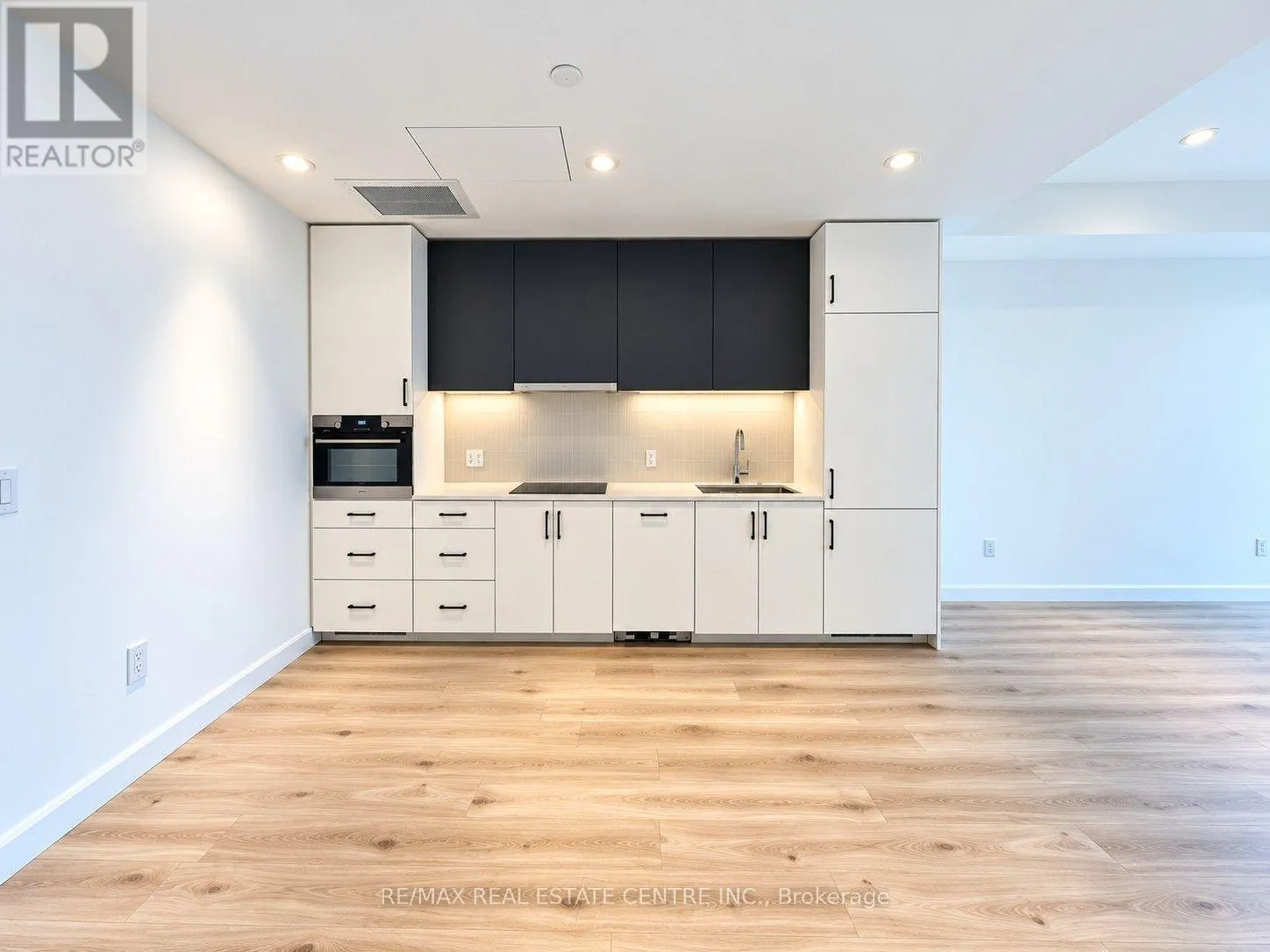1705 - 741 KING STREET W