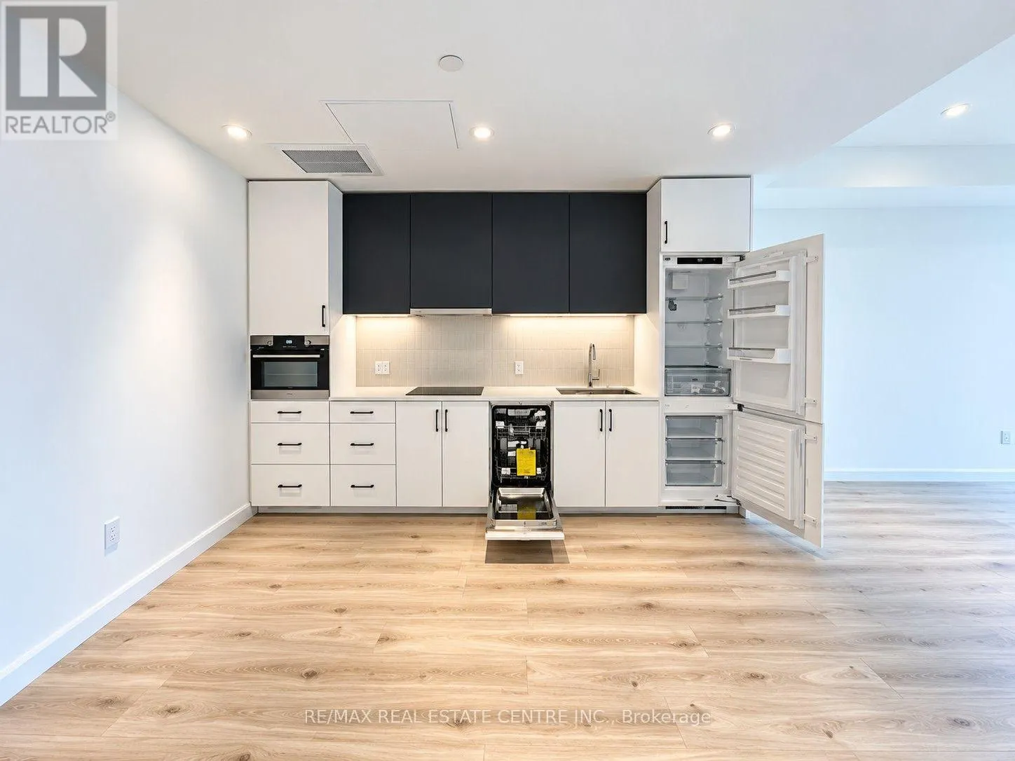 1705 - 741 KING STREET W