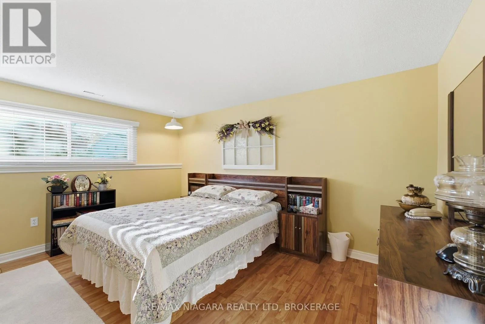 8372 MUNDARE CRESCENT